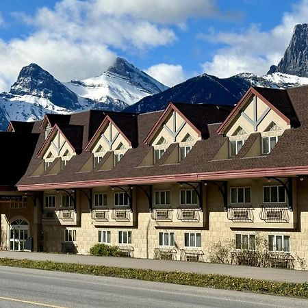 Canmore Inn & Suites Екстер'єр фото