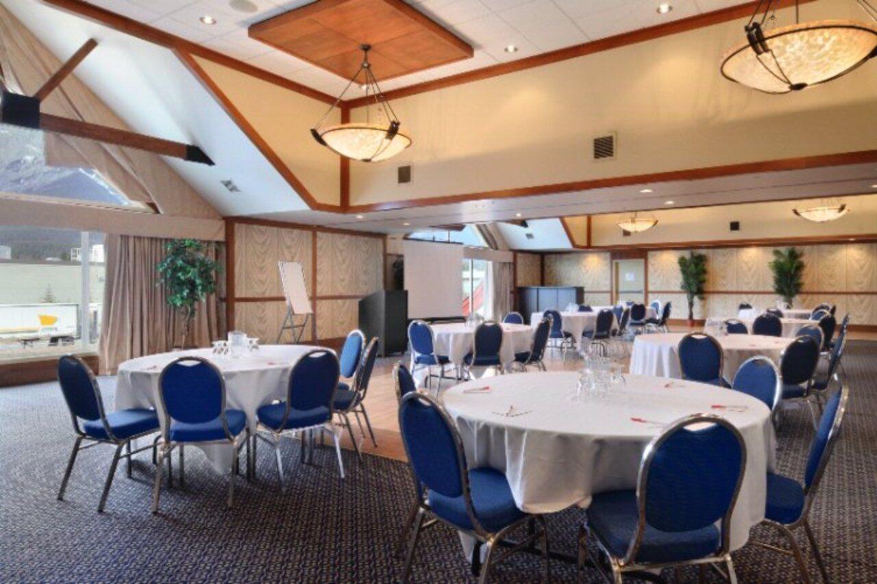 Canmore Inn & Suites Екстер'єр фото