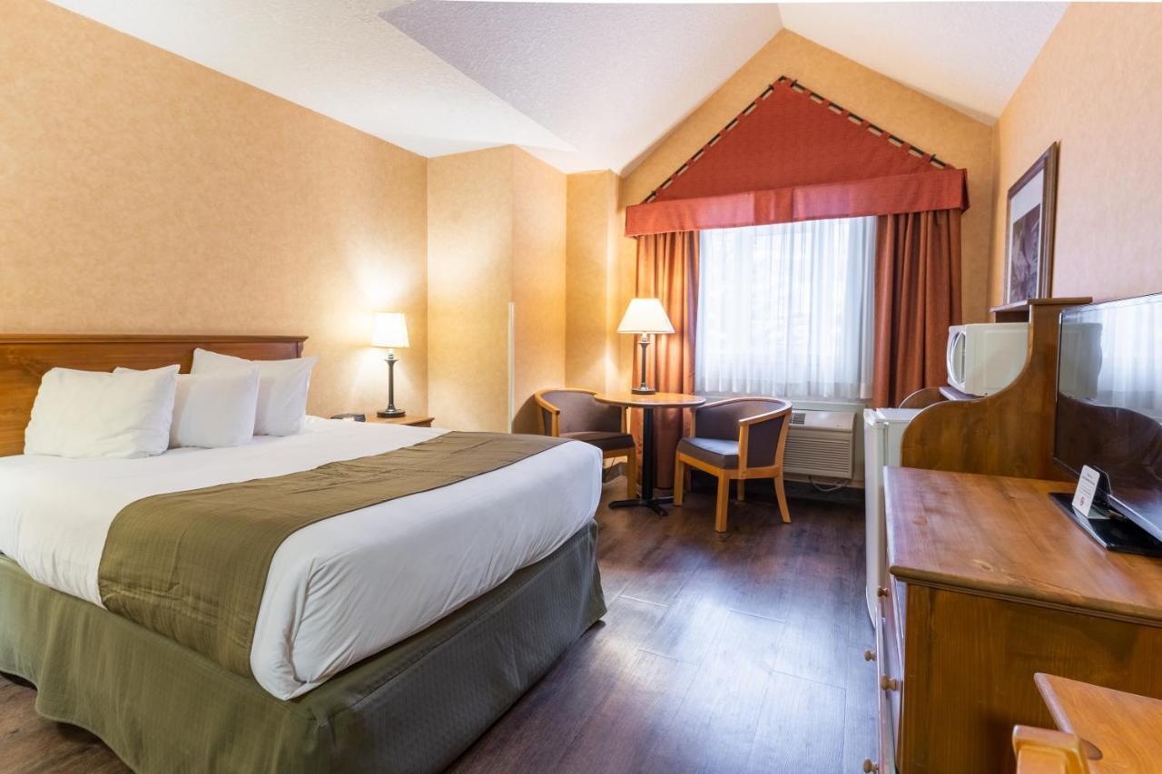 Canmore Inn & Suites Екстер'єр фото