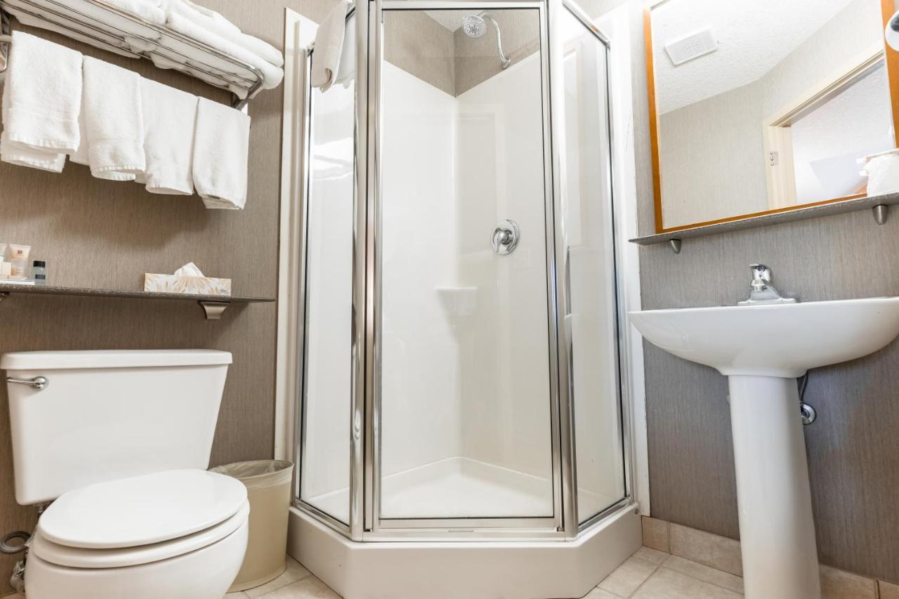 Canmore Inn & Suites Екстер'єр фото