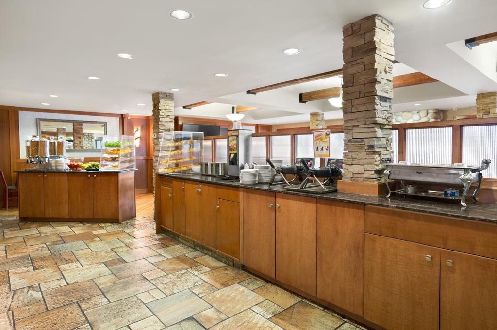 Canmore Inn & Suites Екстер'єр фото