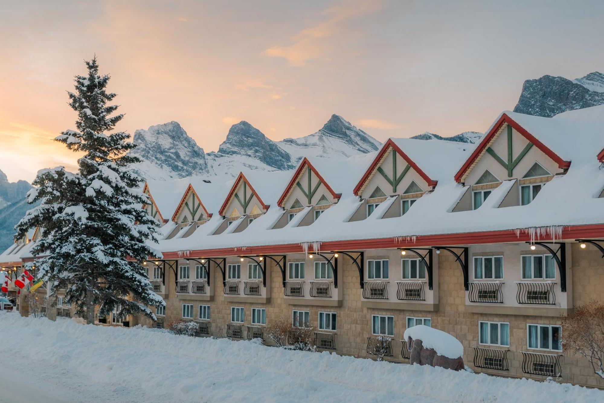 Canmore Inn & Suites Екстер'єр фото
