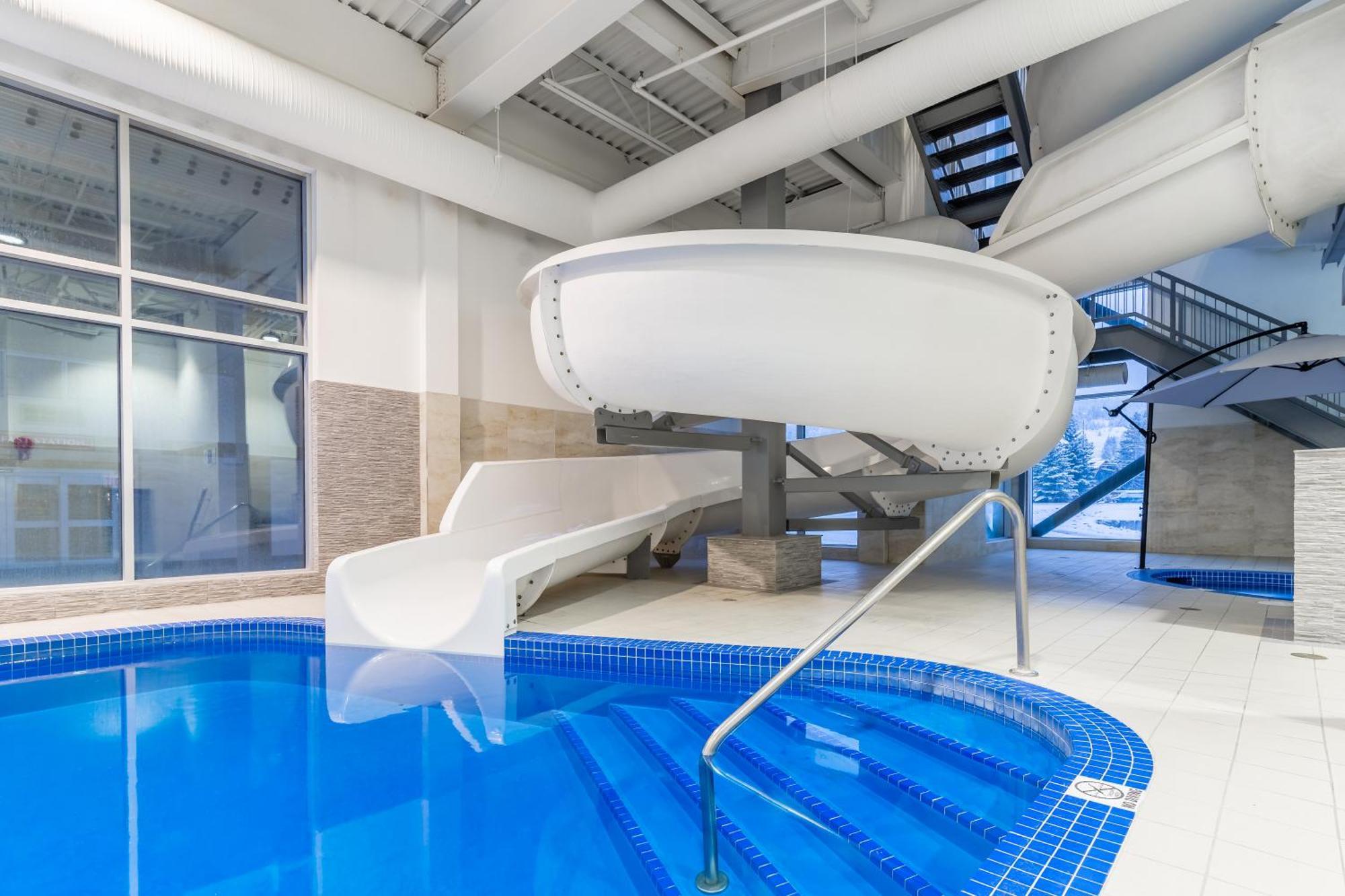 Canmore Inn & Suites Екстер'єр фото