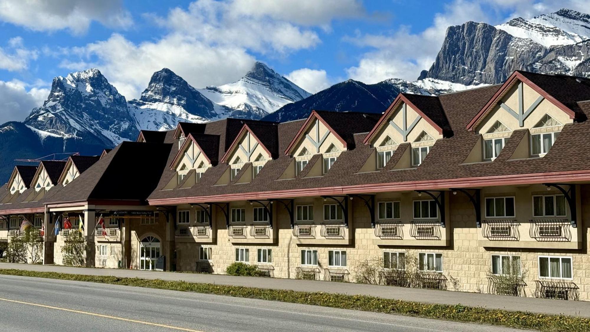 Canmore Inn & Suites Екстер'єр фото