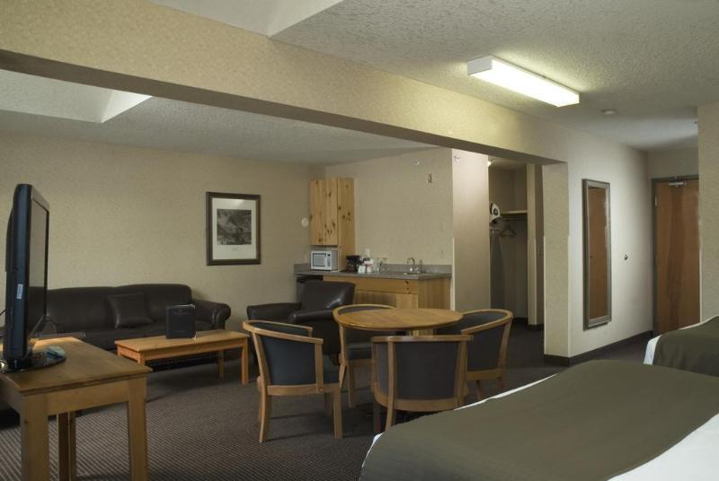 Canmore Inn & Suites Екстер'єр фото