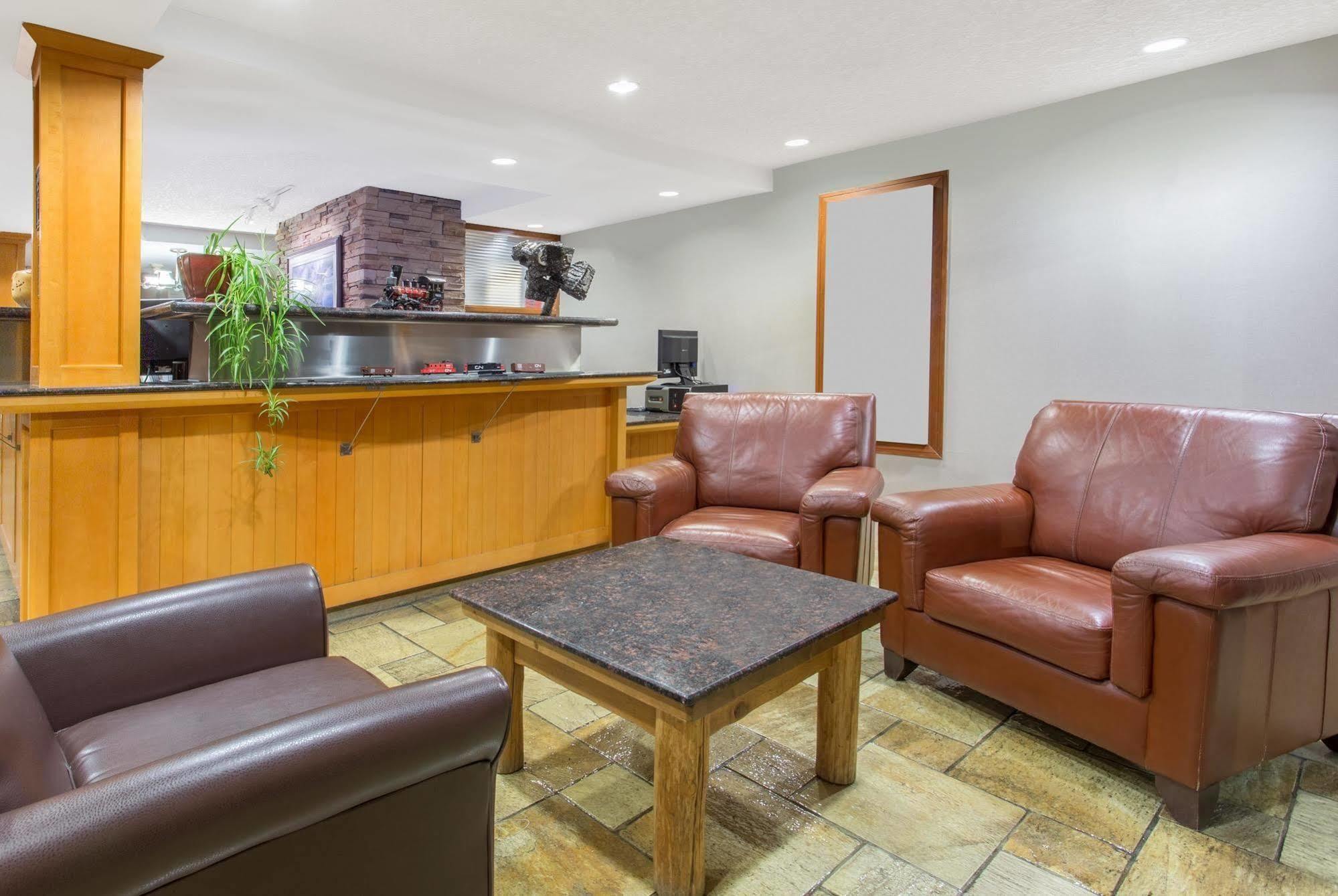 Canmore Inn & Suites Екстер'єр фото