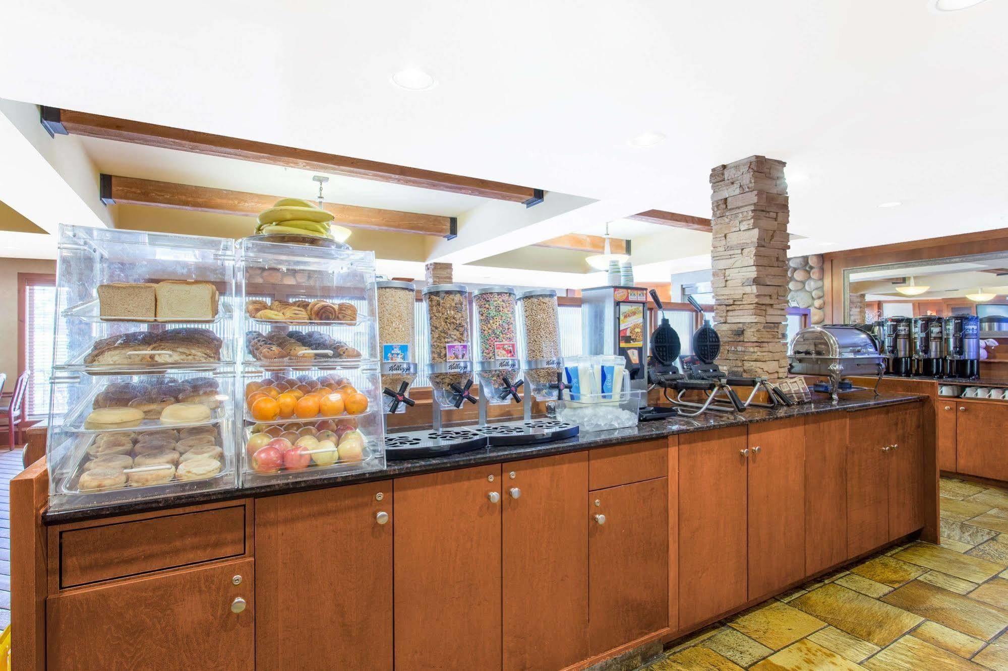Canmore Inn & Suites Екстер'єр фото