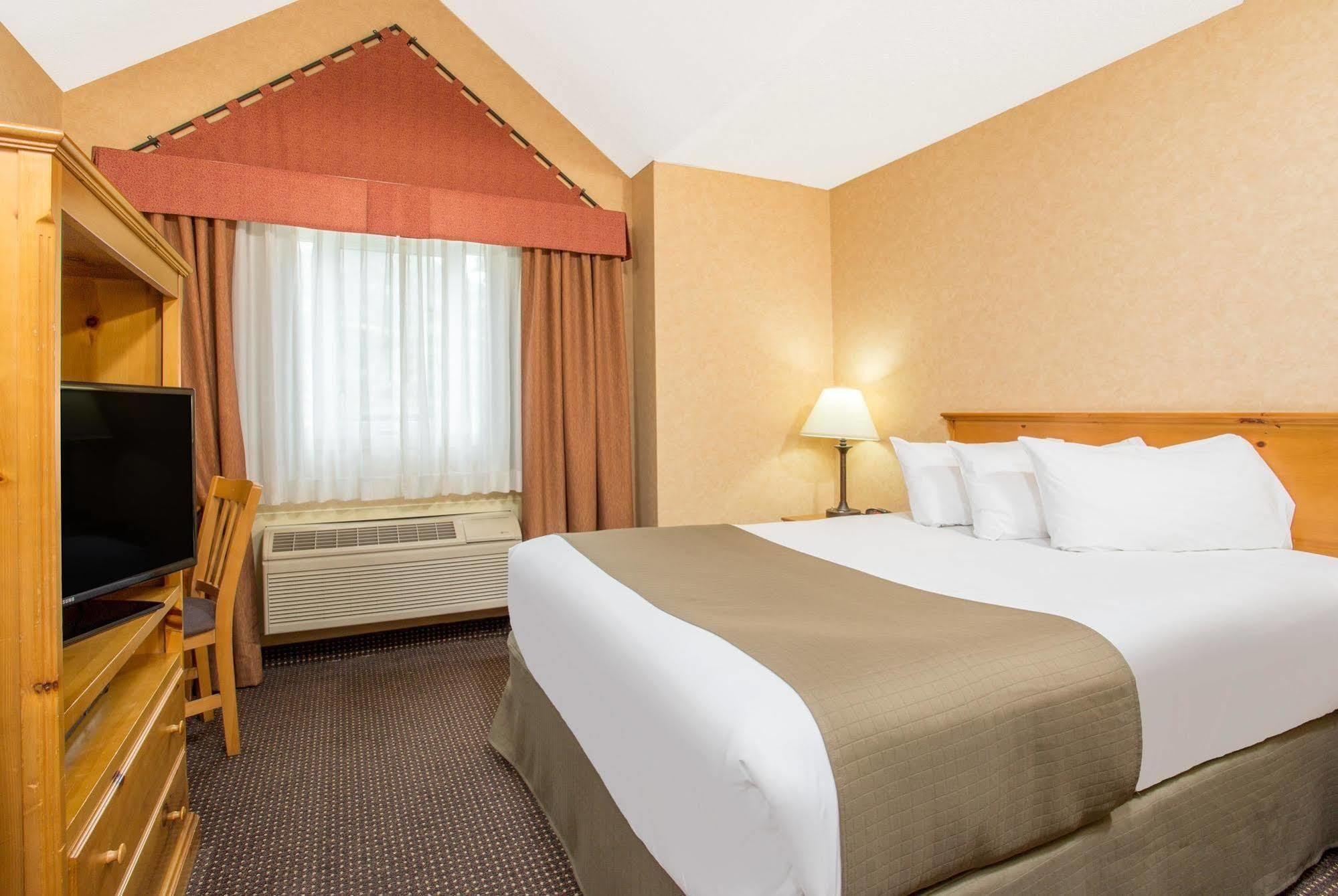 Canmore Inn & Suites Екстер'єр фото
