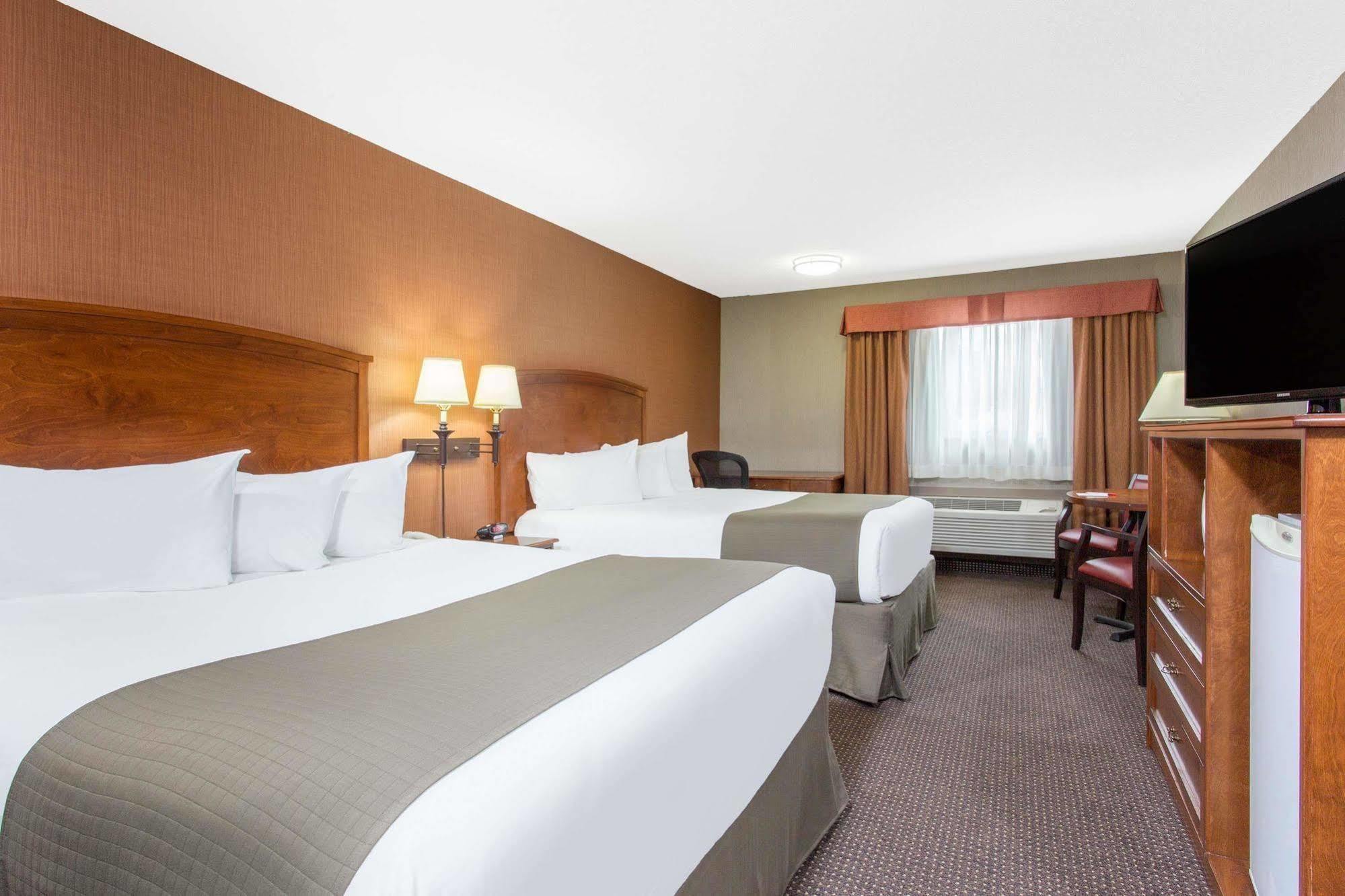 Canmore Inn & Suites Екстер'єр фото