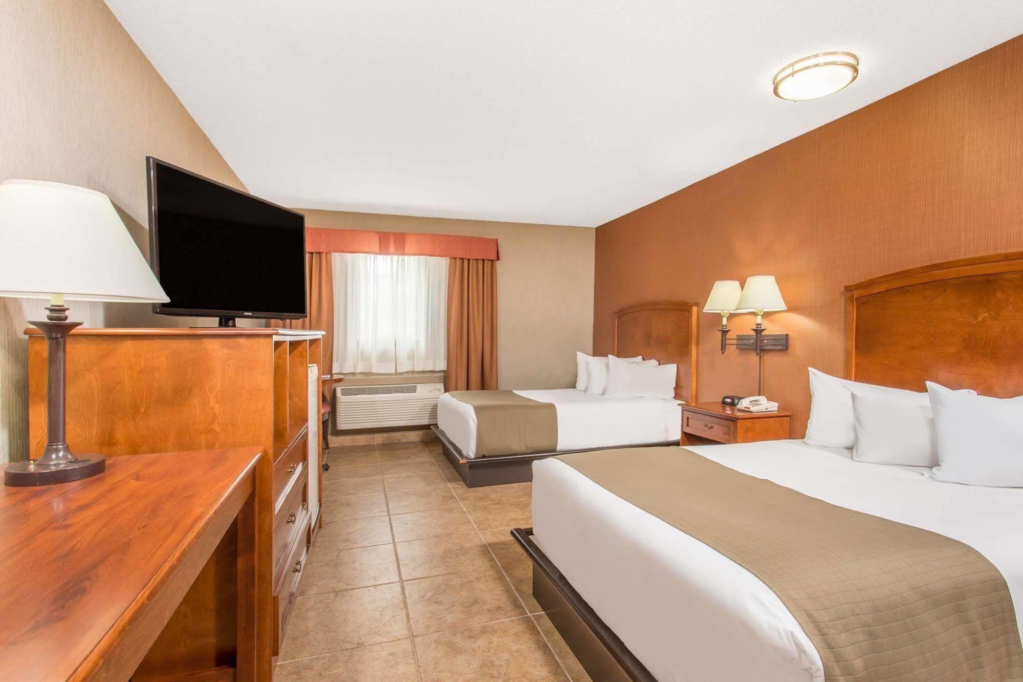 Canmore Inn & Suites Екстер'єр фото