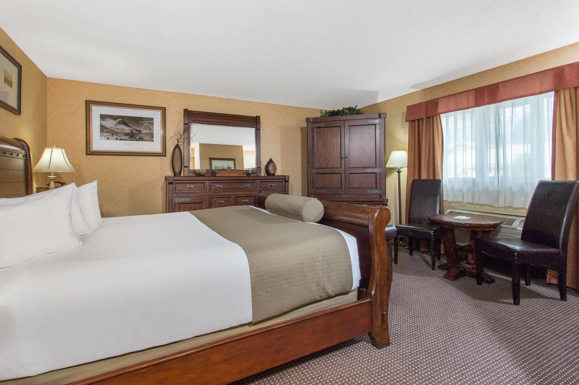 Canmore Inn & Suites Екстер'єр фото