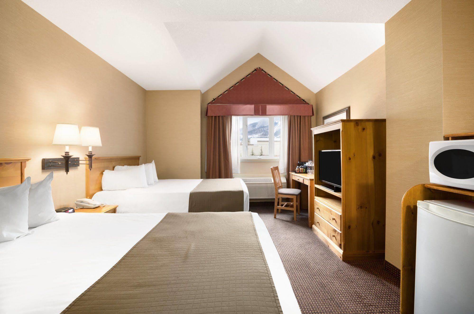Canmore Inn & Suites Екстер'єр фото
