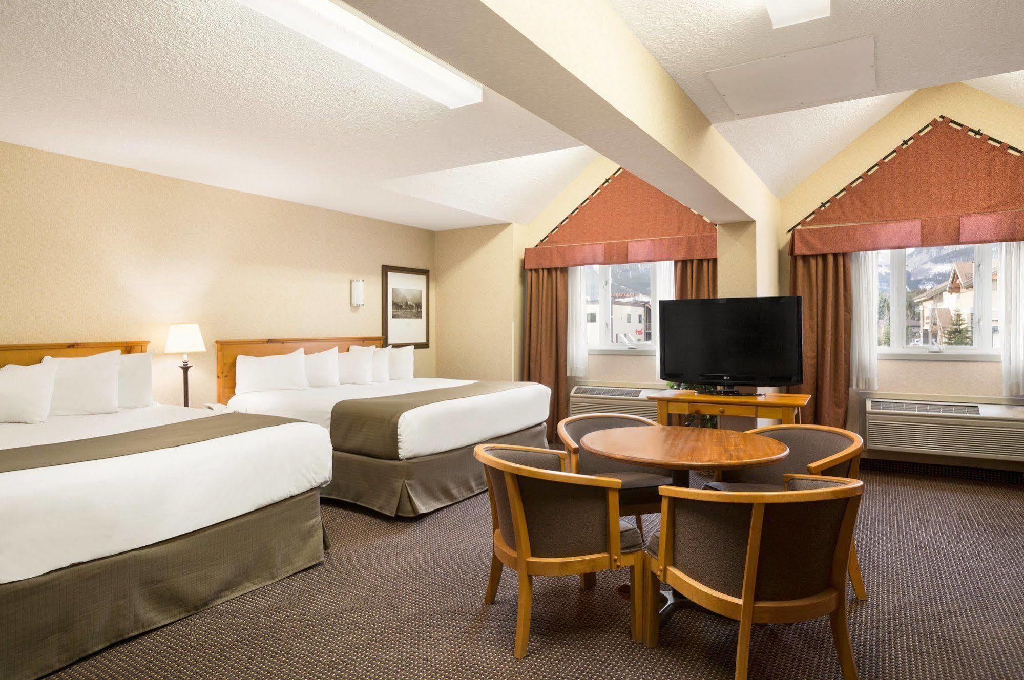Canmore Inn & Suites Екстер'єр фото