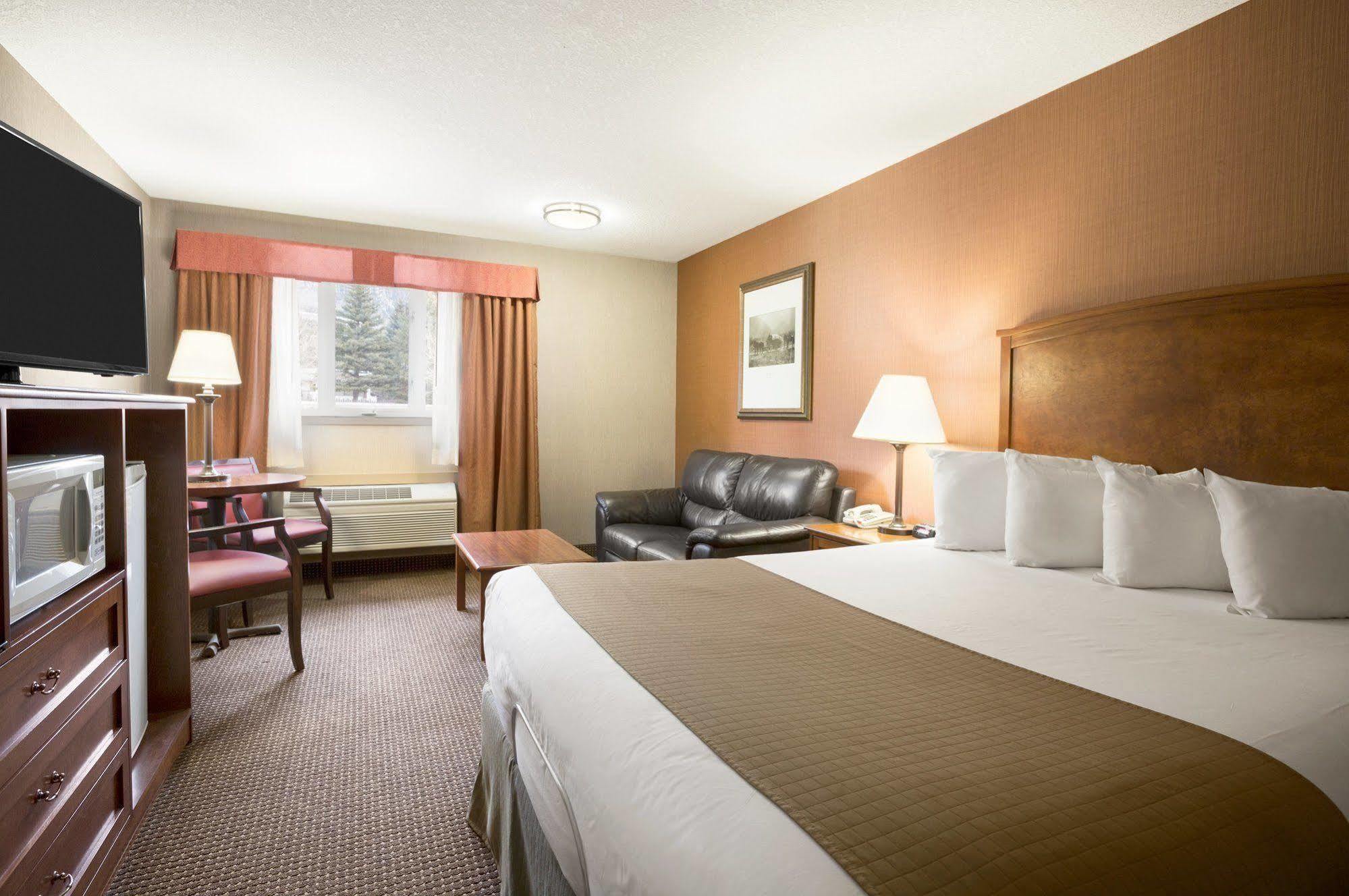Canmore Inn & Suites Екстер'єр фото