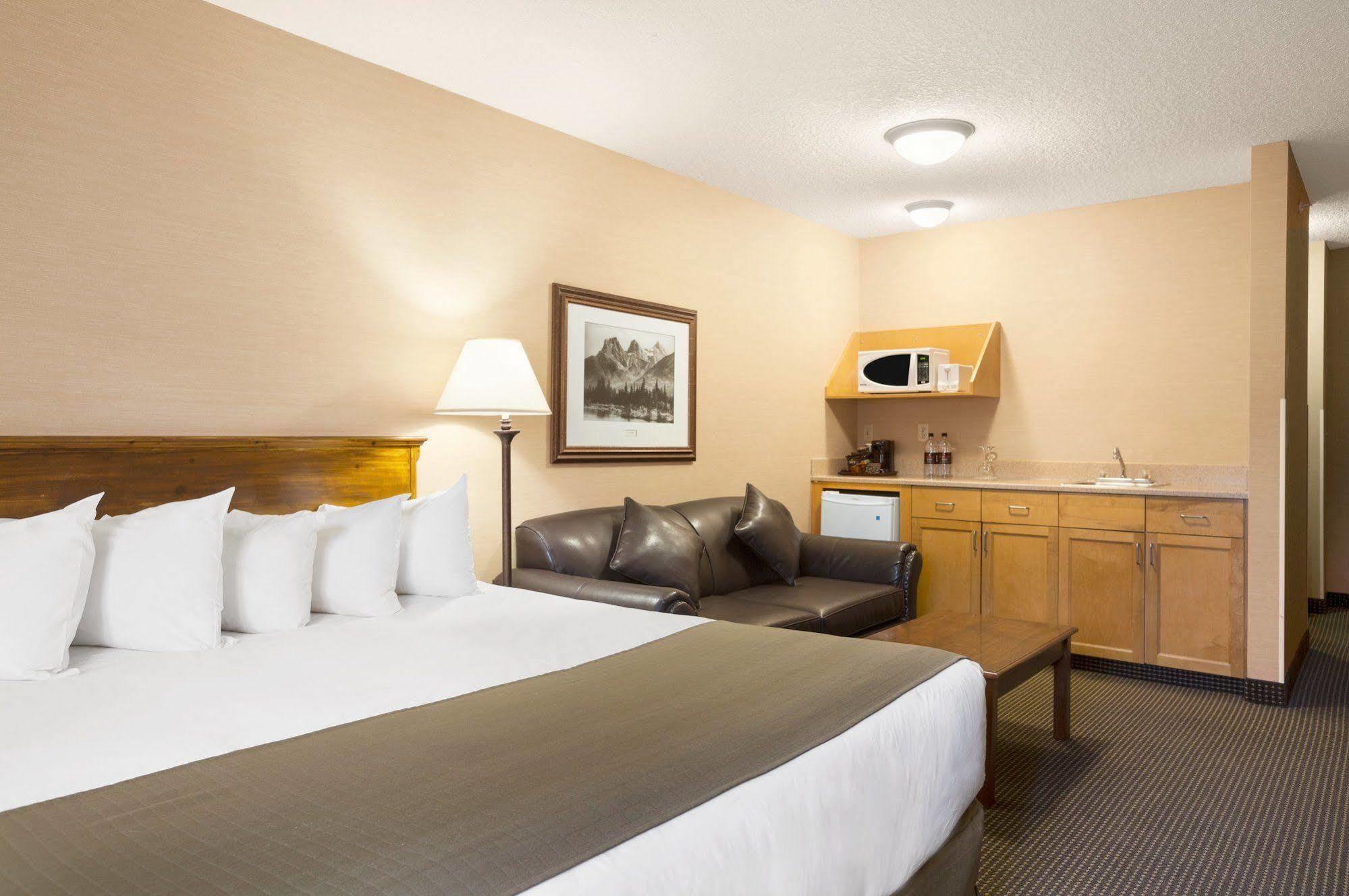 Canmore Inn & Suites Екстер'єр фото