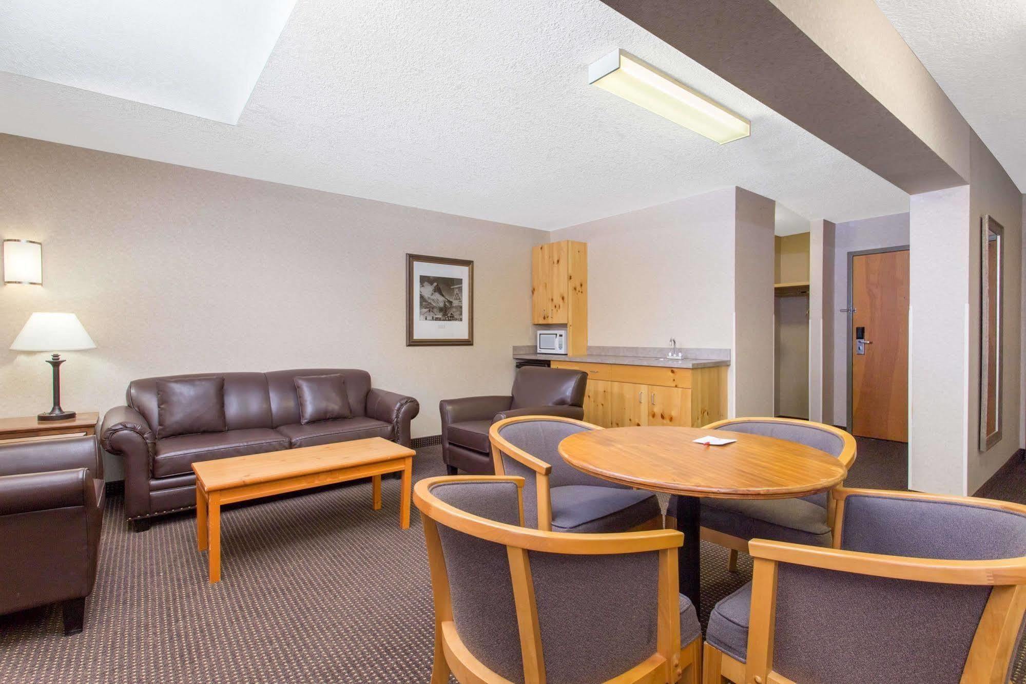 Canmore Inn & Suites Екстер'єр фото