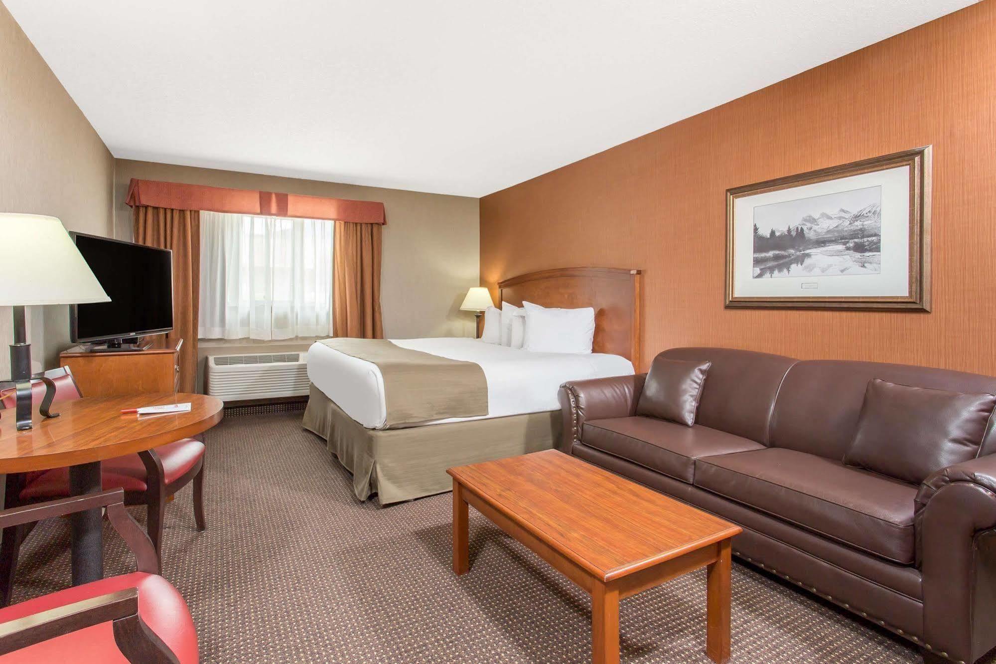 Canmore Inn & Suites Екстер'єр фото