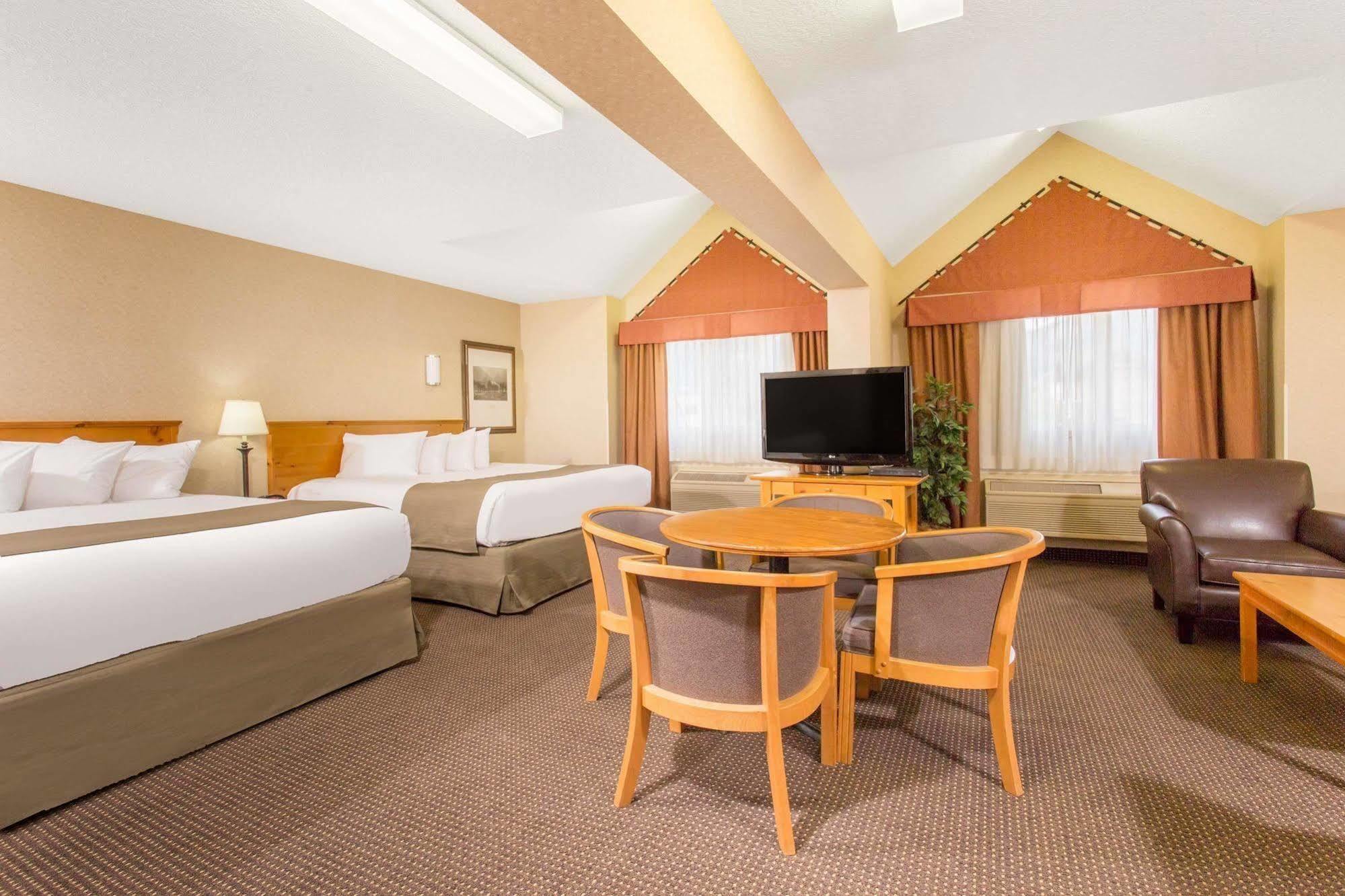 Canmore Inn & Suites Екстер'єр фото