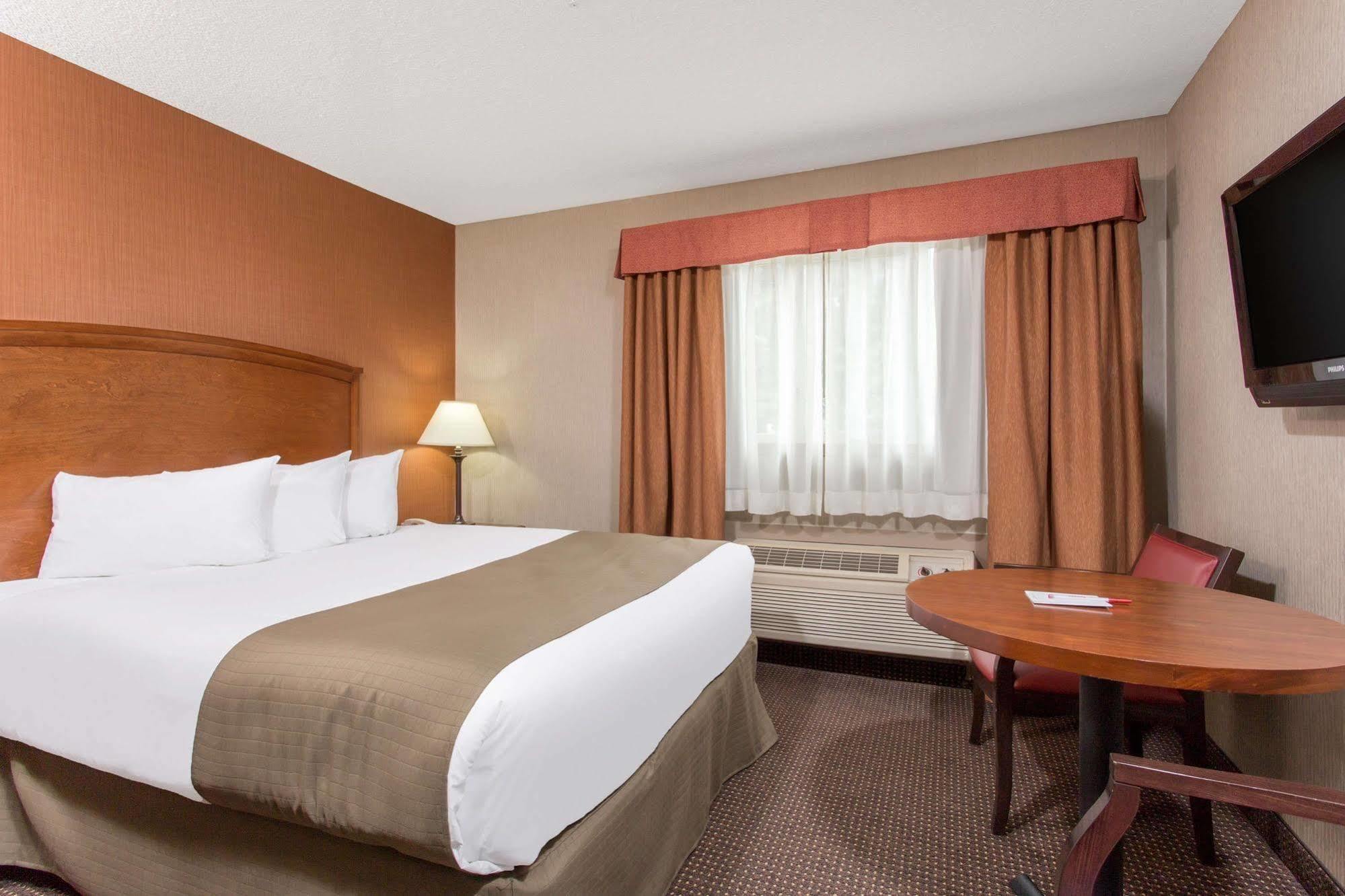 Canmore Inn & Suites Екстер'єр фото
