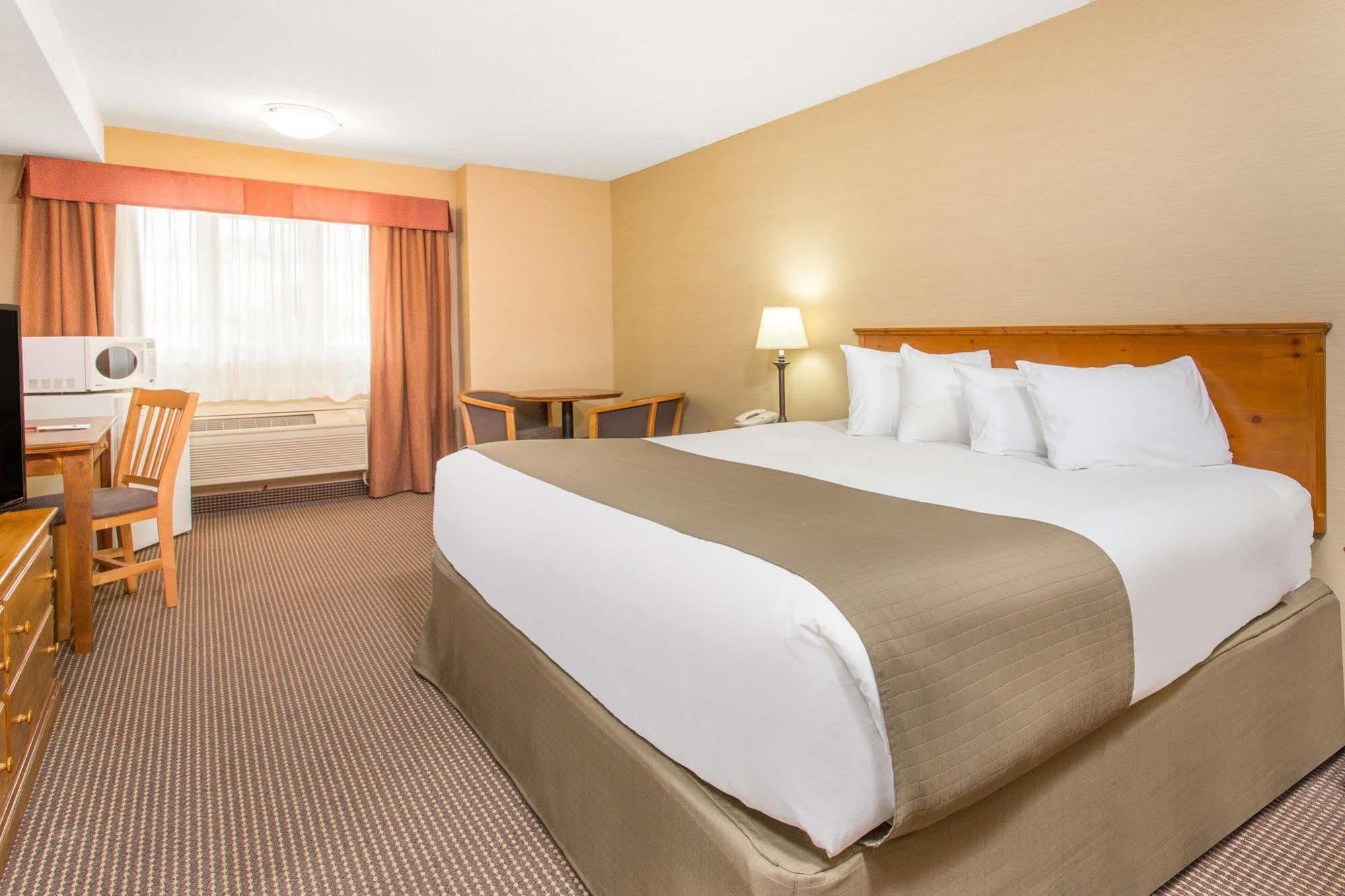 Canmore Inn & Suites Екстер'єр фото