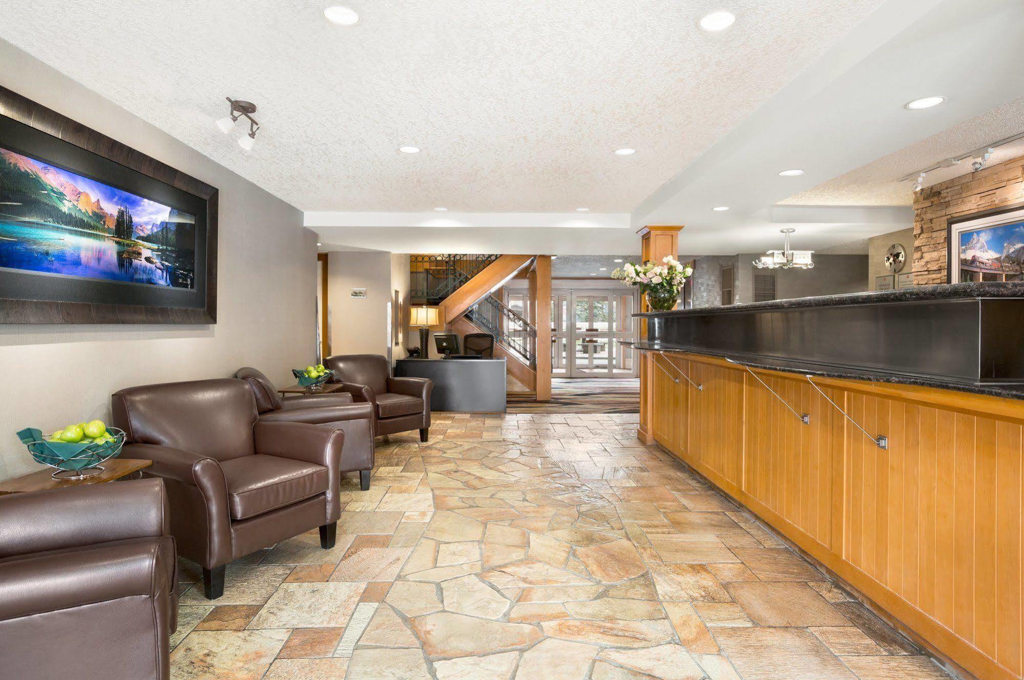Canmore Inn & Suites Екстер'єр фото