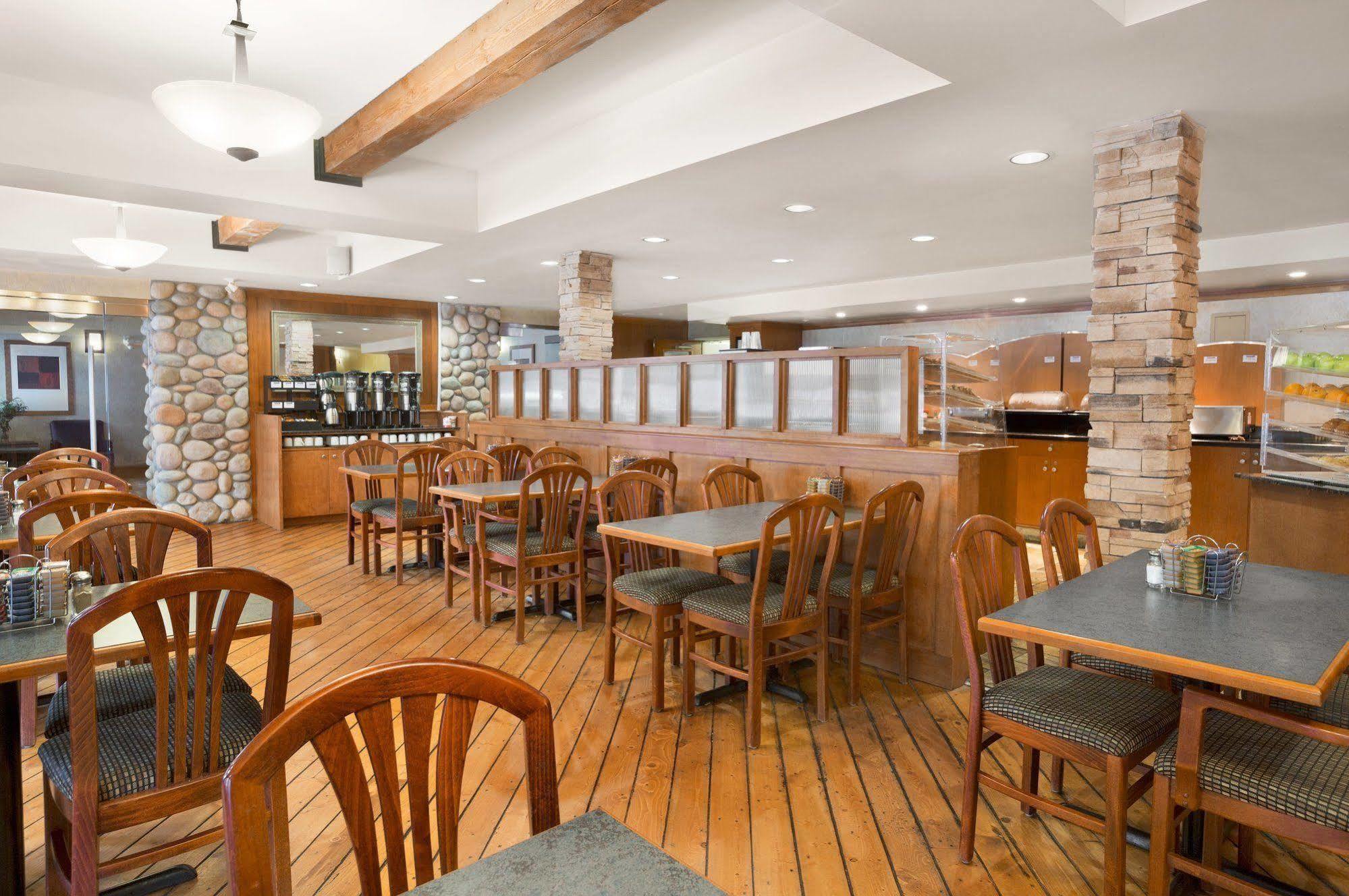 Canmore Inn & Suites Екстер'єр фото